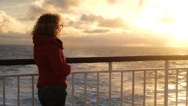 Κυρία Κόκκινο Χειμώνα Ζεστό Σακάκι Απολαύσετε Ηλιοβασίλεμα Στο Κατάστρωμα Boa — Αρχείο Βίντεο