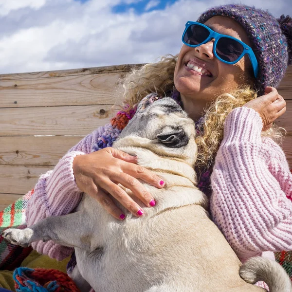 Wanita Ceria Bermain Dengan Anjing Sahabatnya Selamanya Orang Orang Perempuan — Stok Foto