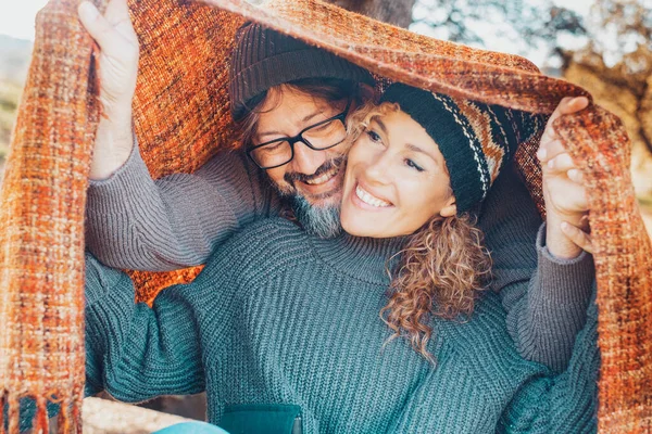 Pasangan Bahagia Yang Matang Menikmati Kegiatan Rekreasi Bersama Sama Bawah — Stok Foto