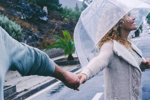 Ευτυχισμένο Ώριμο Ζευγάρι Απολαμβάνουν Ζωή Μια Βροχερή Μέρα Μαζί Ρομαντική — Φωτογραφία Αρχείου
