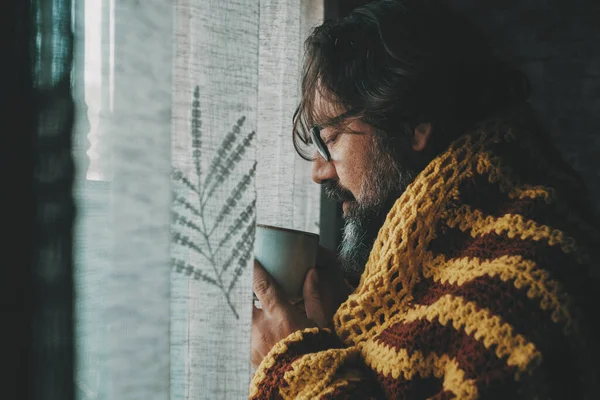 Homem Sofrendo Condição Temperatura Fria Dentro Casa Para Economia Energia — Fotografia de Stock