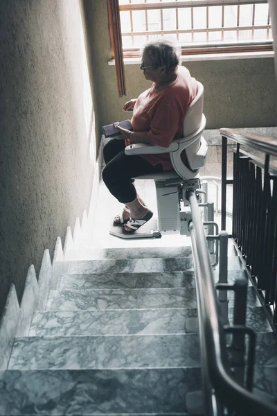 Eine Alte Frau Mit Beinproblemen Benutzt Einen Elektrischen Motorstuhl Hause — Stockfoto