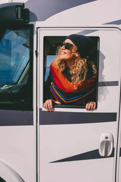 Turista Feliz Fuera Ventana Caravana Disfrutando Del Destino Sonrisa Mujer —  Fotos de Stock