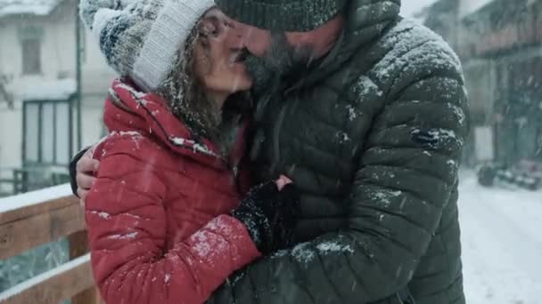 Coppia Che Tiene Mano Sotto Città Nevosa Durante Vacanze Invernali — Video Stock