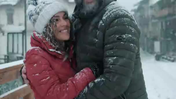 Paar Händchen Haltend Unter Der Verschneiten Stadt Winterurlaub Den Bergen — Stockvideo