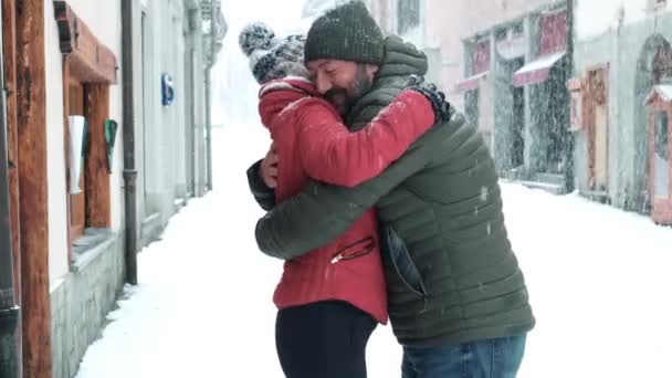 Man Kust Een Vrouw Onder Sneeuw Tijdens Sneeuwval Het Winterseizoen — Stockvideo