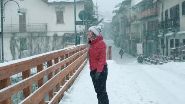 Happy Female Tourist Enjoy White Snow Town Winter Holiday Vacation — Vídeo de stock