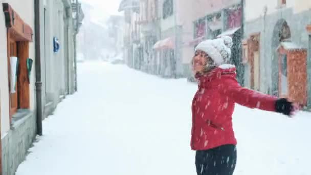 Opgewonden Jonge Vrouw Spelen Dansen Onder Sneeuw Witte Winter Stad — Stockvideo