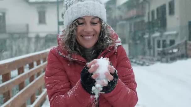 Šťastná Veselá Mladá Dospělá Žena Sněhovou Koulí Jedna Žena Hravé — Stock video