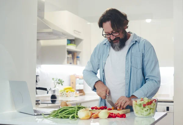 Man Home Preparing Fresh Healthy Salad Using Online Tutorial Modern — Stok fotoğraf