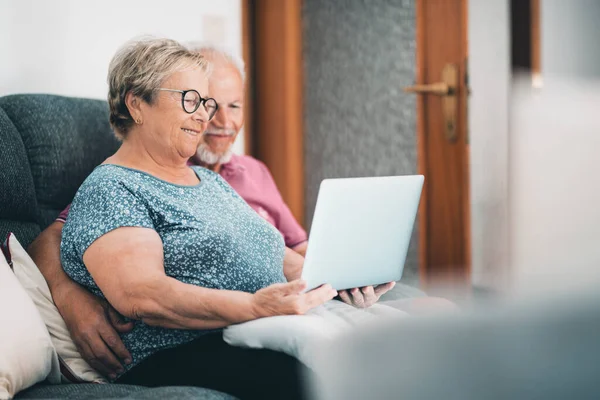 Senior Couple Home Having Relax Using Laptop Together New Modern kuvapankin valokuva