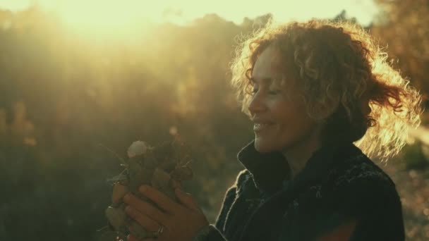 Щаслива Жінка Посміхається Насолоджується Осіннім Кольором Настрою Активності Свіжому Повітрі — стокове відео