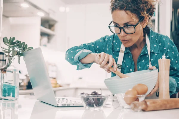 Housewife Woman Watch Online Cookery Tutorial Laptop Preparing Tasty Meal — Stock fotografie