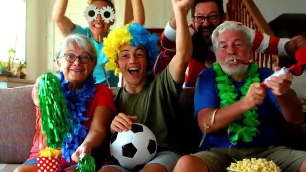 家庭でクレイジーで幸せなサッカーサポーターのグループが試合を楽しむ — ストック動画