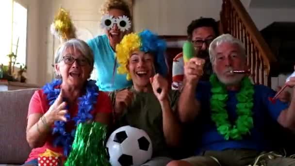 Grupo Aficionados Fútbol Loco Feliz Casa Disfrutar Del Partido — Vídeo de stock
