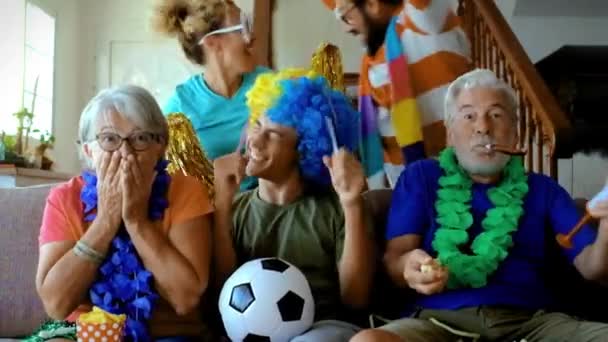 Gruppe Verrückter Und Glücklicher Fußballfans Hause Genießt Das Spiel — Stockvideo