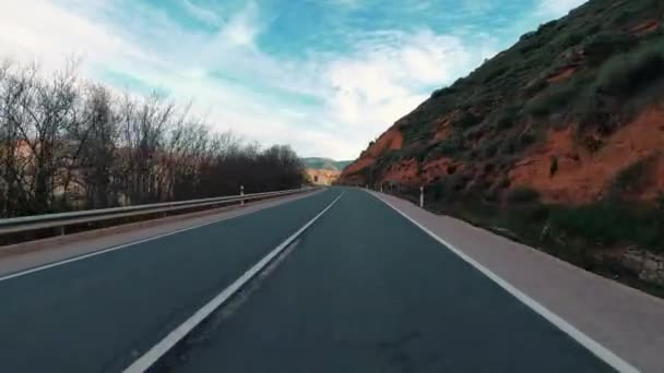 両側に山と長い空の道路や車の視点 素晴らしい背景を持つ景勝地での旅行 自動車からの高速道路の眺めの輸送 ロッキー山脈屋外公園の場所 — ストック動画
