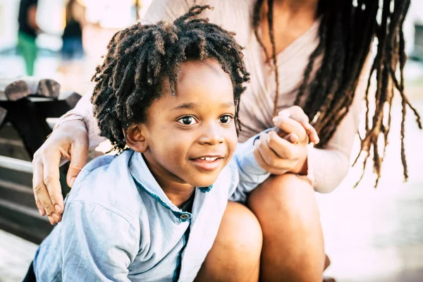 母親と一緒に屋外で時間を楽しむ小さな男の子の肖像画を閉じます 屋外レジャー活動で黒の母親と息子と家族 子供達は笑ってる アフリカ系アメリカ人 — ストック写真