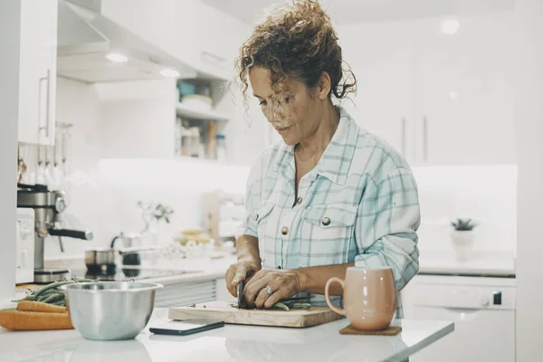 Kobieta Domu Siekanie Warzyw Aby Przygotować Zdrowe Sałatki Białą Kuchnią — Zdjęcie stockowe