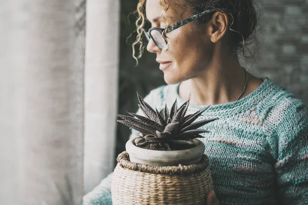 Vista Lateral Una Mujer Pensativa Sosteniendo Una Planta Dentro Casa —  Fotos de Stock