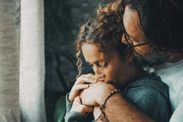 Para Zakochana Problemach Romantyczny Mężczyzna Kobieta Przytulają Się Całują Smutnym — Zdjęcie stockowe