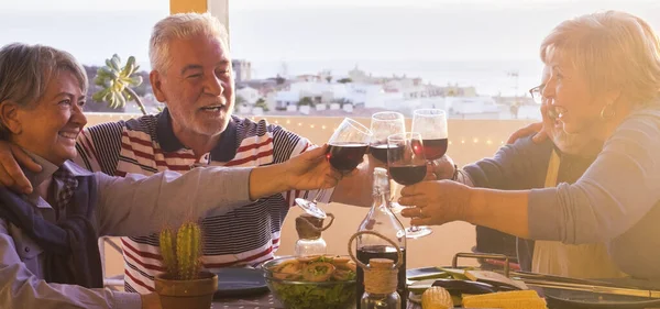 Reife Männer Und Frauen Feiern Und Stoßen Gemeinsam Mit Rotwein — Stockfoto