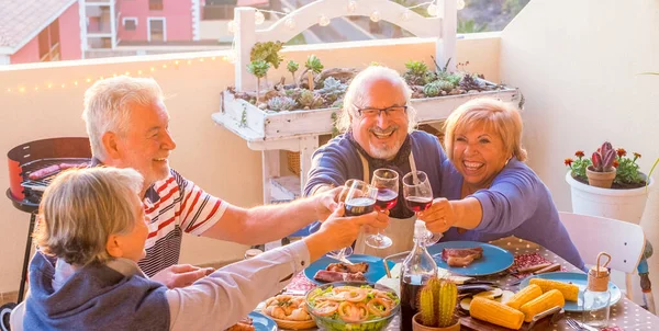 Almuerzo Estilo Vida Anciano Grupo Personas Mayores Brindando Celebrando Vacaciones —  Fotos de Stock