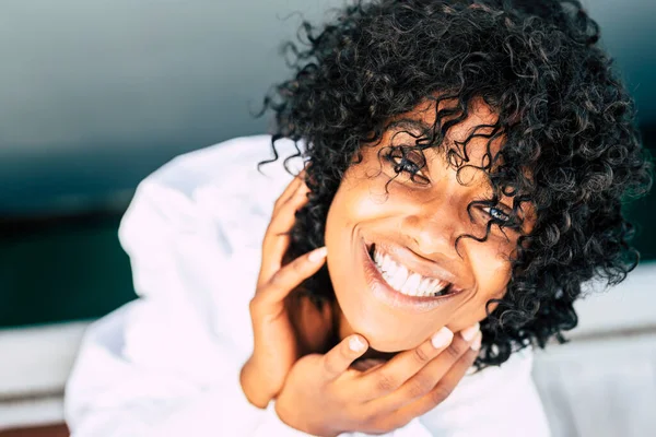 Młoda Afro Amerykańska Kobieta Dużym Uśmiechem Cieszy Się Czasem Samotności — Zdjęcie stockowe