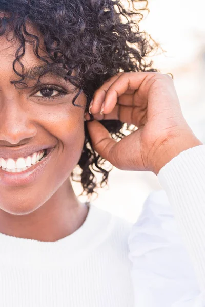 Corte Composición Media Cara Imagen Con Atractiva Joven Afroamericana Sonriendo —  Fotos de Stock