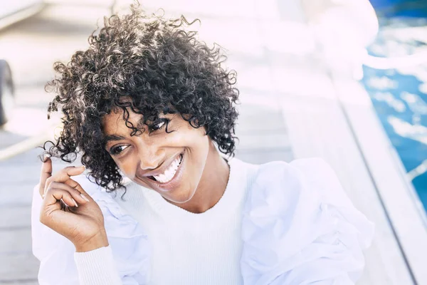 Retrato Uma Jovem Afro Americana Sorrindo Desfrutando Atividades Lazer Livre — Fotografia de Stock