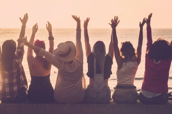 Група Жінок Відкритому Повітрі Насолоджуючись Свободою Щастям Підняла Зброю Проти — стокове фото