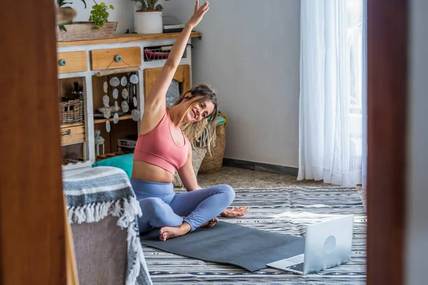 年轻的女运动员在家里锻炼 青少年在客厅地板上做健身锻炼 用电脑进行网上个人训练 做瑜伽 在室内做普拉提 — 图库照片