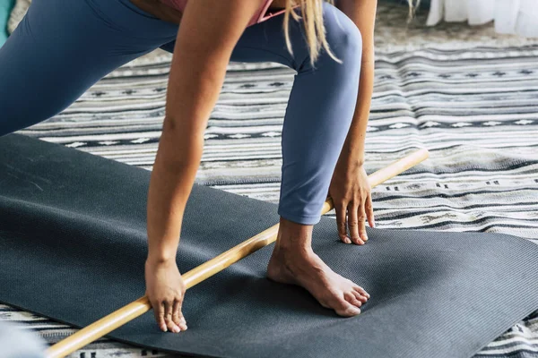 近距离观察女性在家中做普拉提和健康运动 并在地板上铺瑜伽垫 健康和护理生活方式的概念 室内锻炼促进减肥成功 — 图库照片