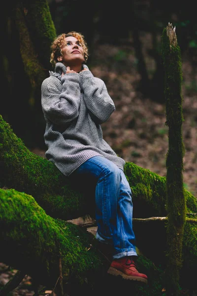 Eine Fröhliche Frau Sitzt Auf Einem Grünen Wilden Baumstamm Und — Stockfoto