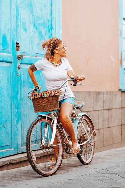 Genç Yetişkin Bir Kadın Sokakta Tek Başına Bisiklet Sürmekten Hoşlanıyor — Stok fotoğraf