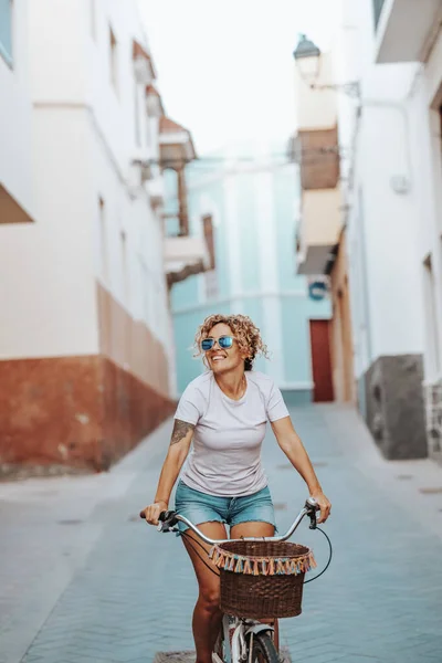 Mutlu Genç Bir Kadın Gülerek Eğlenerek Şehirde Bisiklet Sürüyor Aktif — Stok fotoğraf