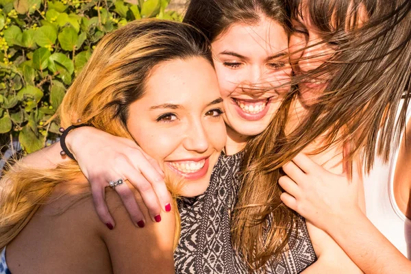 Abrazos Amistosos Las Mujeres Día Soleado Felicidad Concepto Amistad Mujeres —  Fotos de Stock