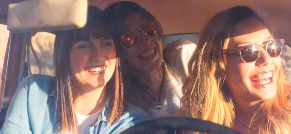 Три Молодые Женщины Весело Смеются Много Машине Вождение Поездки Досуга — стоковое фото