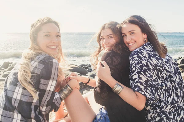 Fiatal Nők Barátsága Nyári Vakáció Lányok Szórakozás Együtt Néz Vissza — Stock Fotó