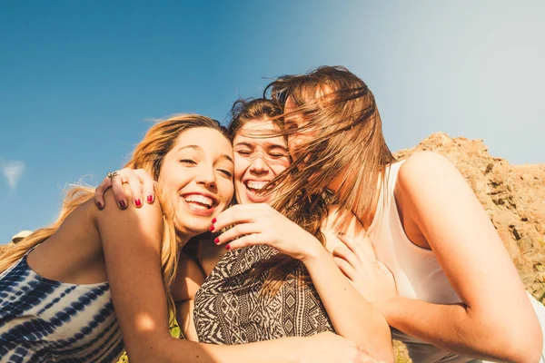 Grupo Jovens Amigas Muito Agradáveis Divertindo Rindo Abraçando Sorrindo Atividade — Fotografia de Stock