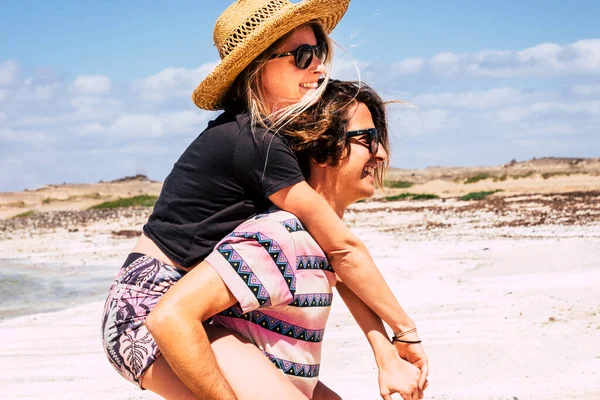 Joven Pareja Milenaria Disfrutar Vacaciones Playa Destino Turístico Isla Tropical — Foto de Stock