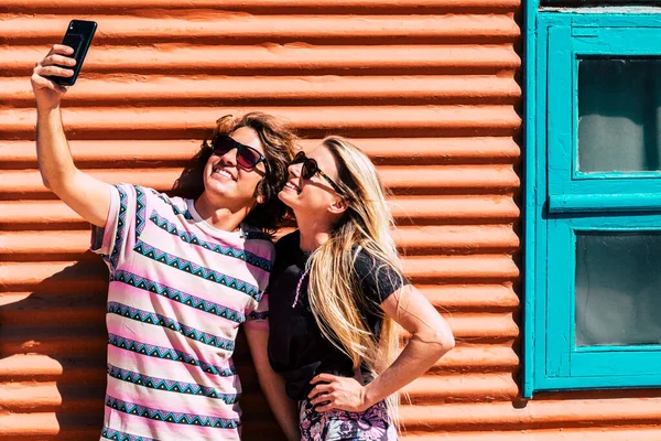 Millennial Pasangan Anak Muda Dan Gadis Melakukan Selfie — Stok Foto