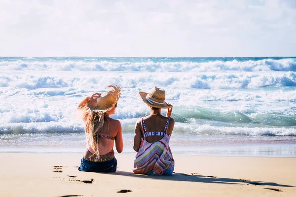 在暑假里 年轻女子一起享受阳光和旅游 感情与友谊的女人欣赏大海的蓝浪 旅行和目的地 Lgbtq概念生活方式 — 图库照片