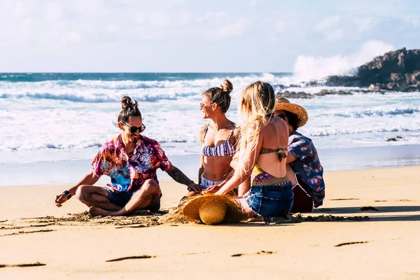 해변에서 친구들 야외에서 휴가를 즐기며 여자들 이야기를 나누고 친구들 웃는다 — 스톡 사진