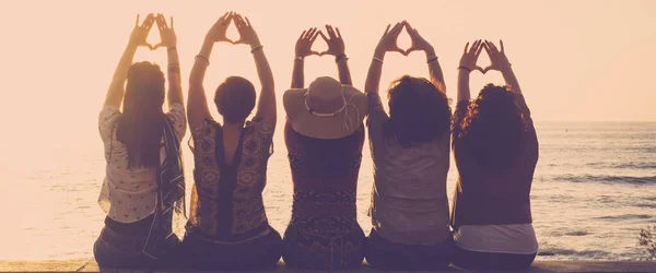 Grupo Mulheres Livre Desfrutar Lazer Viajar Férias Verão Juntos Amizade — Fotografia de Stock