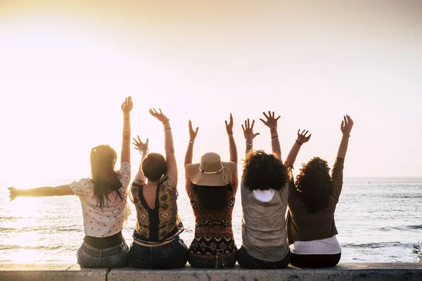 一群快乐而兴奋的女性朋友们一起享受海滩日和友谊 一起坐在海边举手投足跳舞 旅游和暑假目的地快乐的生活方式 — 图库照片