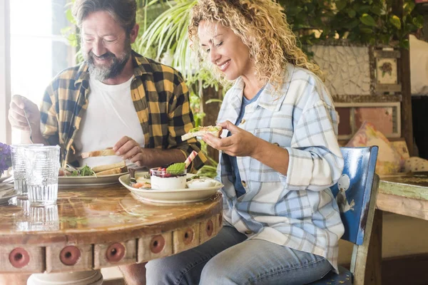 Mann Und Frau Genießen Gemeinsam Das Mittagessen Sitzen Lächelnd Tisch — Stockfoto