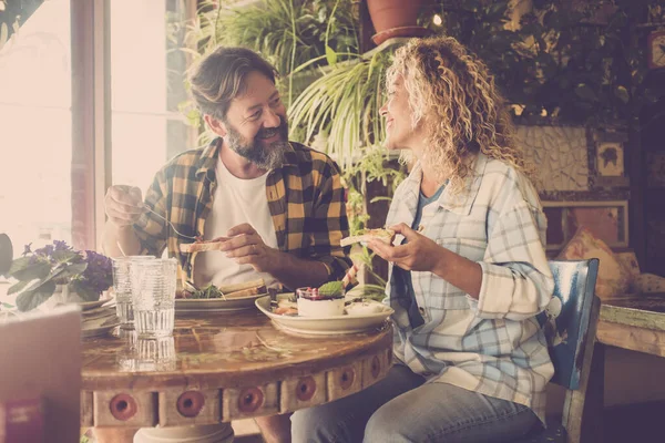 Pareja Feliz Adulta Comiendo Almuerzo Juntos Sentados Dentro Del Restaurante — Foto de Stock