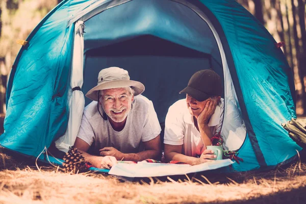Portrait Couple Personnes Âgées Relaxant Dans Une Tente Dans Les — Photo