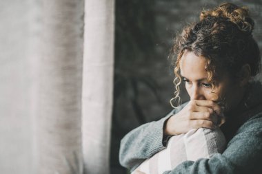 Aldatılmış eş, kırık bir ilişkiden muzdarip. Pencere ışığında yastığa sarılıyor. Aşk biter ve depresyon kadın sorunudur. İnsanlar ve üzüntü. Geleceğin korkusu. İçeriden korkuyorum.